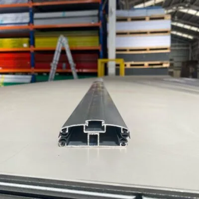 CONJUNTO PERFIL CONECTOR DE ALUMINIO CON EMPAQUE 6MTS